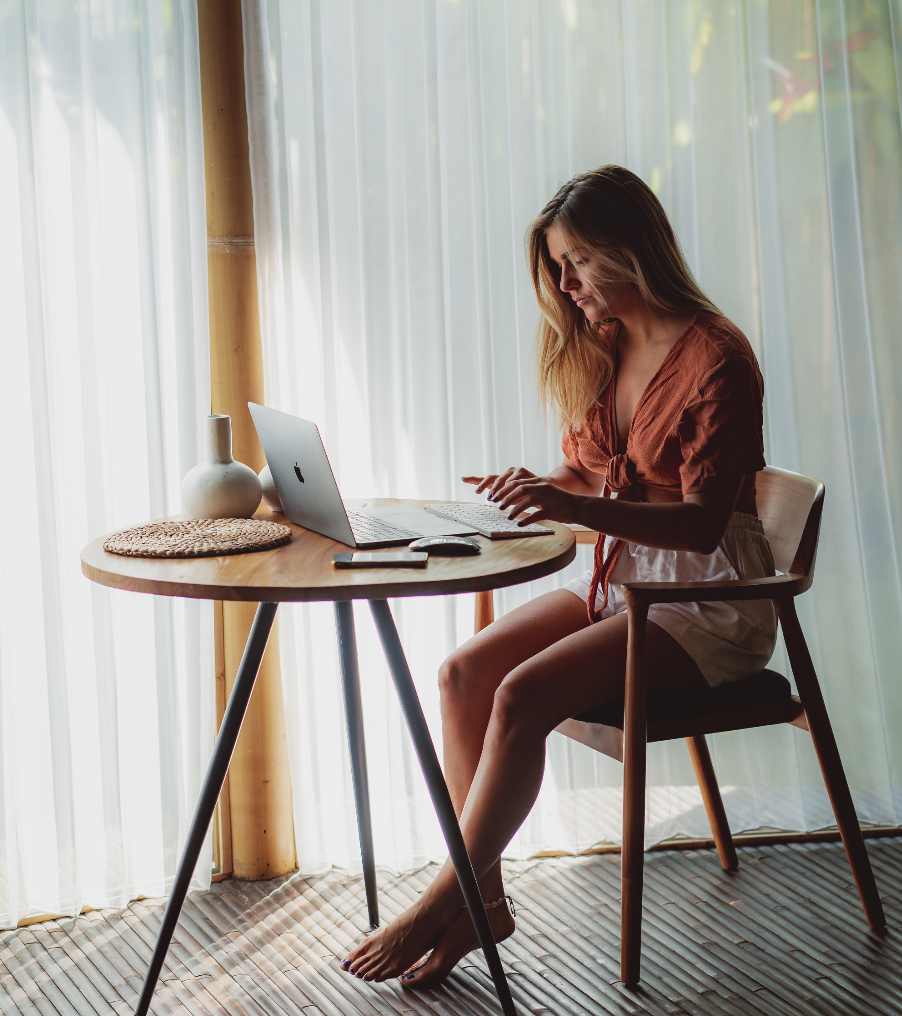 Amandine Tirel au travail sur son ordinateur